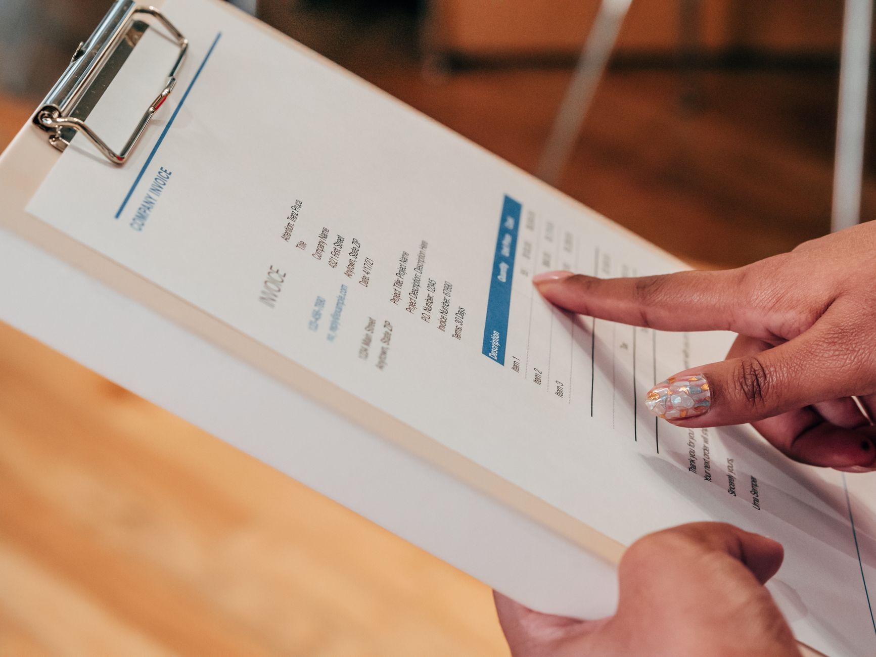 Pekerja Kreatif Freelance (Desainer, Fotografer, Videografer): Cara Hitung Pajak, Kelola Invoice, dan Catat Penghasilan Tidak Tetap di Pembukuan Sendiri